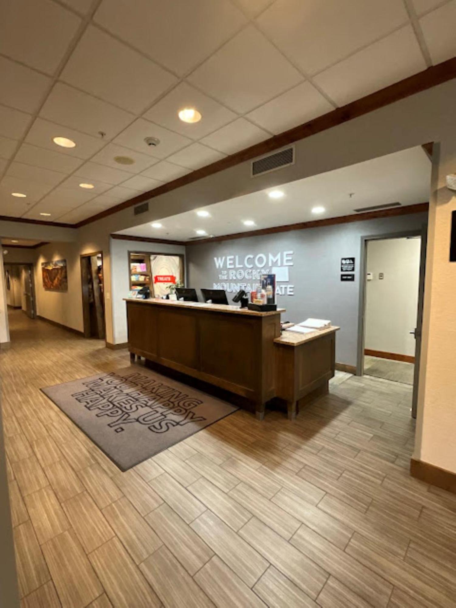 Hampton Inn By Hilton Монтроуз Екстериор снимка